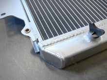 Load image into Gallery viewer, GPI Aluminum Radiator & Shroud Fan For 1980-1998 Suzuki Sierra/Jimny/Samurai/JA51 SJ 413/SJ413 G13 1.3L 1980 1981 1982 1983 1984 1985 1986 1987 1988 1989 1990 1991 1992 1993 1994 1995 1996 1997 1998