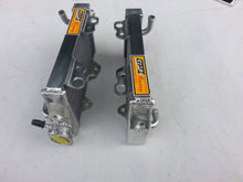 Load image into Gallery viewer, ALUMINUM RADIATOR & Silicone Hose FOR 2002-2004 HONDA CR 125 R/CR125R 2-STROKE 2002 2003