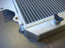 Load image into Gallery viewer, GPI Aluminum Radiator & HOSE  For 1980-1998 Suzuki Sierra/Jimny/Samurai/JA51 SJ 413/SJ413 G13 1.3L 1980 1981 1982 1983 1984 1985 1986 1987 1988 1989 1990 1991 1992 1993 1994 1995 1996 1997 1998