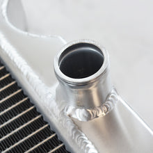 Load image into Gallery viewer, GPI 40MM CORE Aluminum radiator FOR 1999-2004  Land Rover Discovery II 2.5 Td5 4x4 2000 2001 2002 2003
